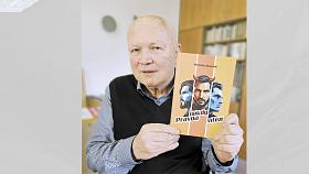 PSYCHIATR Miroslav Skačáni se svou poslední novinkou, kterou bude podepisovat 20. února v knihkupectví Jitka. Foto: Petr Klukan