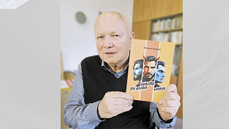 PSYCHIATR Miroslav Skačáni se svou poslední novinkou, kterou bude podepisovat 20. února v knihkupectví Jitka. Foto: Petr Klukan