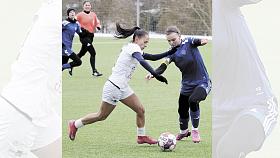 JIHLAVSKÁ KAPITÁNKA Pavlína Šourková (v modrém) se chystá zastavit brejk Slovácka, tažený slovenskou reprezentantkou Katarínou Bučkovou.Foto: Michal Boček