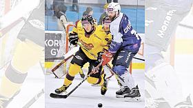 PŘESILOVÉ HRY řízené útočníkem Matějem Chalupou (v modrém) byly hlavní kolínskou zbraní v utkání proti jihlavské Dukle.  Foto: Facebook SC Marimex Kolín/Jan Jack Kobzáň