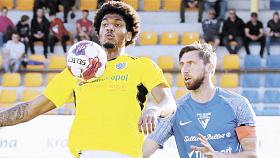 JUSTIN ARAUJO-WILSON (u balonu) bude pokračovat v druholigovém českém angažmá na nové adrese. „Zbrojovka je klub s ambicemi a obrovskou tradicí. Chci mu pomoci svými výkony a chci se fotbalově posunout,“ řekl dnes již bývalý jihlavský útočník. Foto: Mich