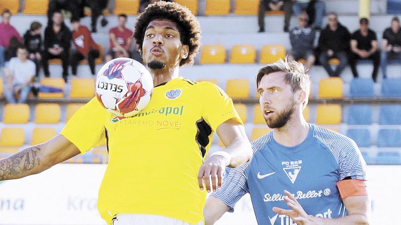 JUSTIN ARAUJO-WILSON (u balonu) bude pokračovat v druholigovém českém angažmá na nové adrese. „Zbrojovka je klub s ambicemi a obrovskou tradicí. Chci mu pomoci svými výkony a chci se fotbalově posunout,“ řekl dnes již bývalý jihlavský útočník. Foto: Mich