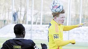 JIHLAVSKÝ STŘEDOPOLAŘ Adam Pešek odhlavičkovává balon před dotírajícím vyškovským záložníkem Ousmanem Condém.  Foto: Michal Boček 