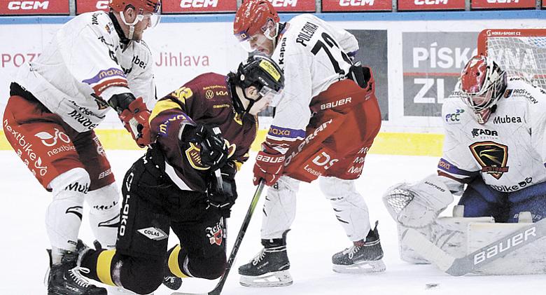 MARNĚ se jihlavský forward Edgars Kulda snaží dosáhnout na puk a prosadit se proti prostějovské přesile. Foto: Michal Boček