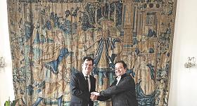 AMBASADOR Belgie Jurgen van Meirvenne (vpravo) a předseda Spolku zámek Brtnice Eduardo García Salas při podpisu dokumentu o poskytnutí fotografií Tizianových tapiserií na belgické ambasádě v Praze. Foto: archiv Spolku zámek Brtnice