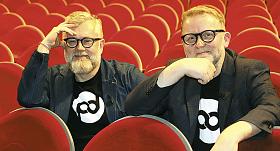 AUTOŘI podcastu Přepište dějiny Martin Groman s Michalem Stehlíkem (vpravo) nevystupují na divadelních prknech příliš často. „Zbaběle si tady natočíme jeden díl, abychom ho nemuseli točit v Praze. Má to tu výhodu, že o Dukle se v příštích týdnech dozví as