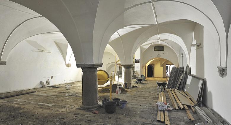 POHLED do mázhausu galerijního domu na Masarykově náměstí 24 ve fázi rekonstrukce v listopadu loňského roku. Z mezipatra se mimo jiné do přízemí přesune prostor vrátnice. Foto: archiv OGV