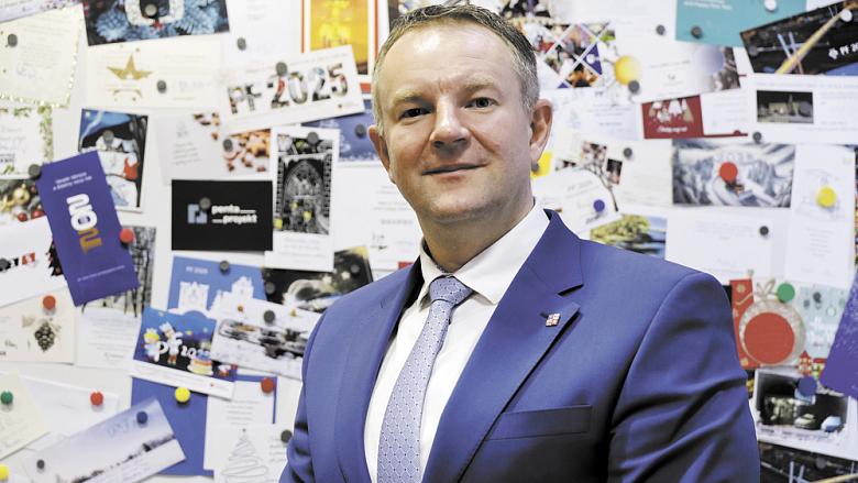 NOVÝ hejtman kraje Martin Kukla zachycený u nástěnky s novoročními přáními, která obdržel. Prozradil, že je konzervativně založený člověk, který dává přednost tištěným přáním. Doma jich má plnou krabici.  Foto: Petr Klukan