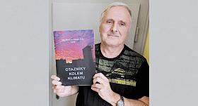 MIROSLAV Žáček s publikací, o kterou si lze napsat na e-mail autora erdenet@centrum.cz. Foto: Petr Klukan