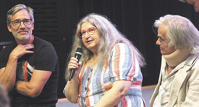 REŽISÉR Jiří Havelka (vlevo) s herci Dášou Vokatou a Oldřichem Kaiserem při loňské červencové předpremiéře filmu Zahradníkův rok v kině Dukla Jihlava. Foto: Jiří Varhaník 