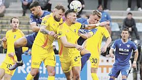 TYPICKÝ OBRÁZEK pondělní dohrávky. Jihlavští fotbalisté (ve žlutém) jsou u balonu dříve než hráči Táborska. Žádný div, že Jihočeši neskórovali… Foto: Facebook FC SILON Táborsko
