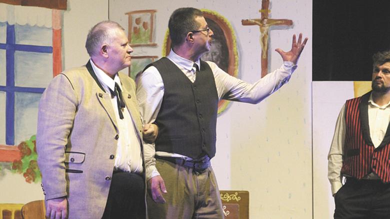 JEDNA ze scén cimrmanovského Záskoku v podání rantířovských ochotníků při únorovém benefičním uvedení v KD Rantířov.  Foto: Jiří Varhaník