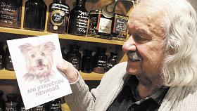 ILUSTRÁTOR Jan Jiří Rathsam v čajovně Nasypaný čaj s knížkou Psa ani jitrničkou neuhodíš. Foto: Jiří Varhaník