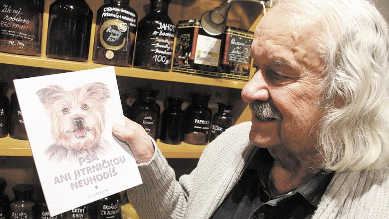 ILUSTRÁTOR Jan Jiří Rathsam v čajovně Nasypaný čaj s knížkou Psa ani jitrničkou neuhodíš. Foto: Jiří Varhaník