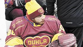 BRANKÁŘ Dukly Maxim Žukov sice do letošního play off ještě nezasáhl, ale potvrdil pověst talismanu vyřazovacích bojů. Popáté v řadě se probojoval se svým týmem do finále a popáté stál (v tomto případě seděl) v sérii Vsetín – Jihlava na vítězné straně. Fo