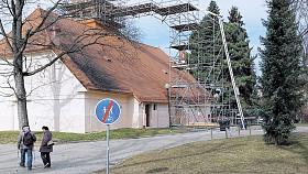 lešení ve formě „přemostění“ umožňuje dostat se při opravě věžičky a montáži klimatizace až na vrchol střechy kina. Foto: Jiří Varhaník 