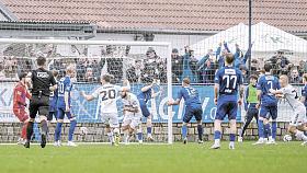 FOTBALISTÉ Líšně (v bílém) a jejich fanoušci oslavují první branku v jihlavské síti.  Foto: Facebook SK Líšeň