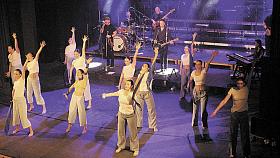 Skupina Oči, tanečnice Nart Dance School a pěvecký sbor Gaudium v programu Společný Okamžik. Foto na stránce: Jiří Varhaník
