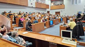 PROF. MAX KAŠPARů při besedě. Sál krajského úřadu dobře zná, neboť zde působil také jako krajský zastupitel. Foto: archiv -ak-