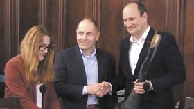 POHÁR a medaili pro vítěze Maxa ligy předal jednatel HC Dukla Jihlava Bedřich Ščerban primátorovi města Petru Ryškovi.  Foto: Pavel Bajer