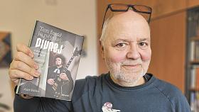 SPISOVATEL Aleš Palán říká, že měl v plánu knihu rozhovorů o roztodivném farářstvu víc než deset let. Nyní mu ji vydalo nakladatelství Portál. Foto: Petr Klukan