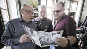 HYBATEL Zuzany a její šéfredaktor Jan Paulas (vlevo) při vzpomínání o časopise. Uprostřed Petr Škorpík, výtvarník, který zaskakoval za Martina Laštovičku. Foto:  Petr Klukan