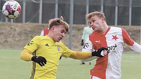 JUNIORKA pražské Slavie prověřila fotbalisty FC Vysočina (ve žlutém středopolař Matyáš Miška) v zimní přípravě. Jihlavané vyhráli 3:2, a podobný výsledek by brali i dnes. Foto: Michal Boček