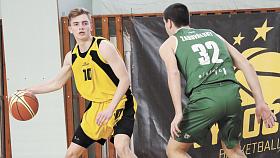 BASKETBALISTÉ Jihlavy (ve žlutém Vincent Pešout) přes Žabovřesky nepostoupili, ale to nic nemění na faktu, že mohou druholigové vystoupení považovat za vydařené. Foto: Michal Boček