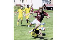 DOROSTENCI FC Vysočina reklamují faul sparťanského útočníka Tobiáše Vaňkáta na obránce Adama Šuberta. Foto: Michal Boček