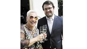 PĚVKYNĚ Dagmar Pecková s varhaníkem Alfredem Habermannem z Vysokých Studnic na Jihlavsku před tamním kostelíkem při zahájení kampaně na záchranu místních varhan v červnu roku 2021.  Foto: Jiří Varhaník 