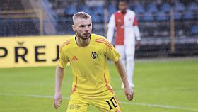 ZÁLOŽNÍK FC Vysočina Jakub Selnar (na snímku) je na jaře ve výborné formě. Po dvou brankách do sítě „béčka“ Slavie Praha figuroval v ideální sestavě 25. kola Chance Národní ligy, stejně jako jeho spoluhráč, brankář Adam Jágrik. Na oba hráče budou dnes jih
