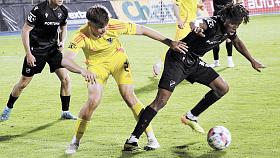 HRUBOU CHYBOU nabídl krajní obránce FC Vysočina Jan Chytrý (ve žlutém) ostravskému soupeři vedení. Domácí fotbalisté nepodlehli panice a po přestávce obrátili skóre ve svůj prospěch. Foto: Michal Boček