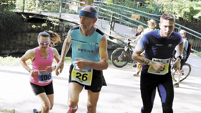 DO hlavního závodu memoriálu nastoupilo 85 běžců. Včetně žákovských kategorií startovalo 142 účastníků. Foto: Michal Boček