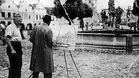 ZNÁMÁ dobová fotografie zachycující Františka Mořice Nágla malujícího na náměstí v Telči. Foto: výstava Trnitá cesta ke svobodě - Terezín očima Františka Mořice Nágla.  