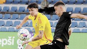 FOTBALISTÉ Jihlavy (ve žlutém středopolař Tomáš Franěk) porazili v předešlých utkáních na domácí půdě „béčko“ Slavie Praha i ostravského Baníku. Tentokrát si brousí zuby na Chrudim.  Foto: Michal Boček