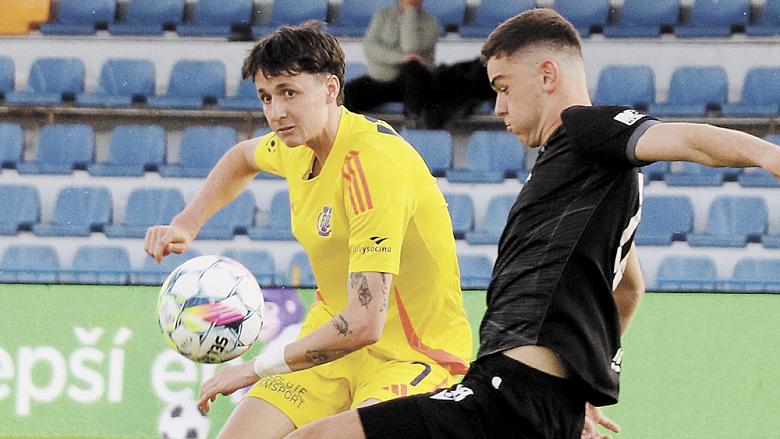 FOTBALISTÉ Jihlavy (ve žlutém středopolař Tomáš Franěk) porazili v předešlých utkáních na domácí půdě „béčko“ Slavie Praha i ostravského Baníku. Tentokrát si brousí zuby na Chrudim.  Foto: Michal Boček