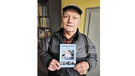 AUTOR Vladimír Kříž se svou poslední knihou Neobyčejná setkávání. Foto: Petr Klukan
