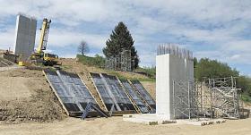 V BRTNICI už pro obří most rostou pilíře. Kvůli tomu musela ustoupit i část projektu cyklostezky. Práce na přerušeném úseku se dodělají v příštím roce. Foto: Jiří Varhaník