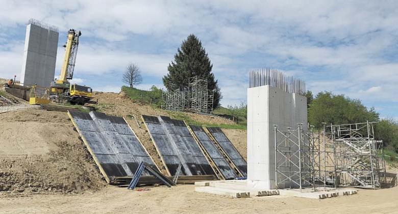 V BRTNICI už pro obří most rostou pilíře. Kvůli tomu musela ustoupit i část projektu cyklostezky. Práce na přerušeném úseku se dodělají v příštím roce. Foto: Jiří Varhaník