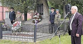PŘÍSLUŠNÍCI arménské komunity si připomněli 80. výročí konce druhé světové války u hrobu padlého arménského vojáka v obci Sázava. Zdroj: Urartu  