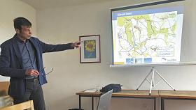 PAVEL MRVA, projektový manažer společnosti, která chce větrníky v obci stavět, věří, že zdejší katastr je i kvůli větru ideální. Foto: David Kratochvíl, 