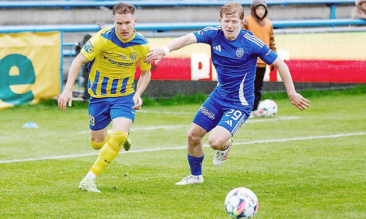 BĚŽECKÝ SOUBOJ „devětadvacítek“ o balon mezi domácím útočníkem Jakubem Rezkem (hrál v Jihlavě) a hostujícím středopolaře Adamem Peškem (v modrém dresu). Foto: Facebook Slezský FC Opava