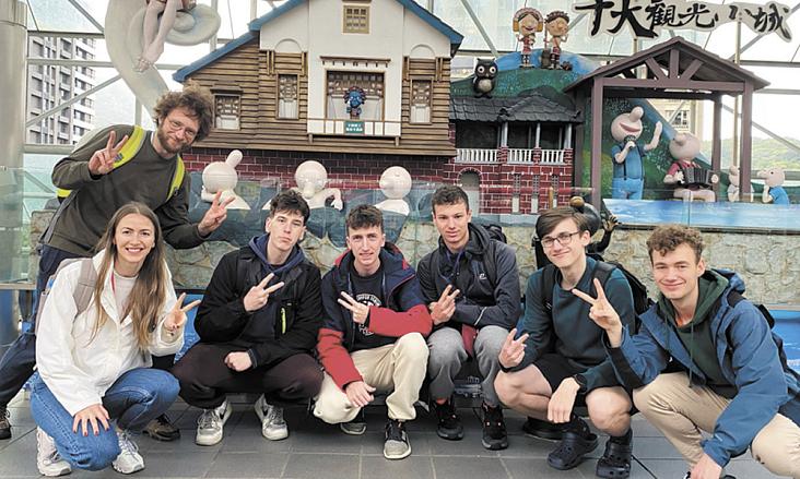 SKUPINA studentů z cesty na východ. Adam na snímku třetí zprava. Foto: archiv školy
