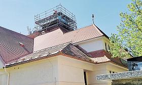 KINO Dukla dostává letos na jaře novou klimatizaci, opravou zároveň prochází věžička na střeše 110 let staré budovy. Foto: Jiří Varhaník  