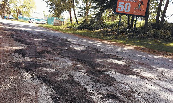 NEJVĚTŠÍ díry na Rantířovské ulici byly minulou středu provizorně zalepeny. Foto: Pavel Bajer