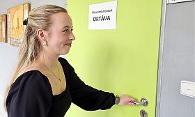 STUDENTKA maturitního ročníku Gymnázia Otokara Březiny a Střední odborné školy v Telči Klára Zažímalová zkoušku z dospělosti skládala v úterý odpoledne. Foto: David Kratochvíl