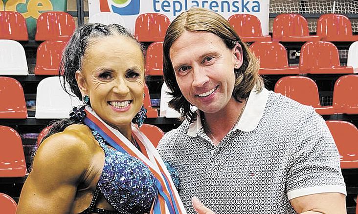 ZE ZÁVODNÍKŮ Fitness Factory byla Petra Hrazánková nejpilnější sběratelkou republikových medailí. Na snímku je s trenérkou Věrou Mikulcovou.  Foto: archiv Fitness Factory