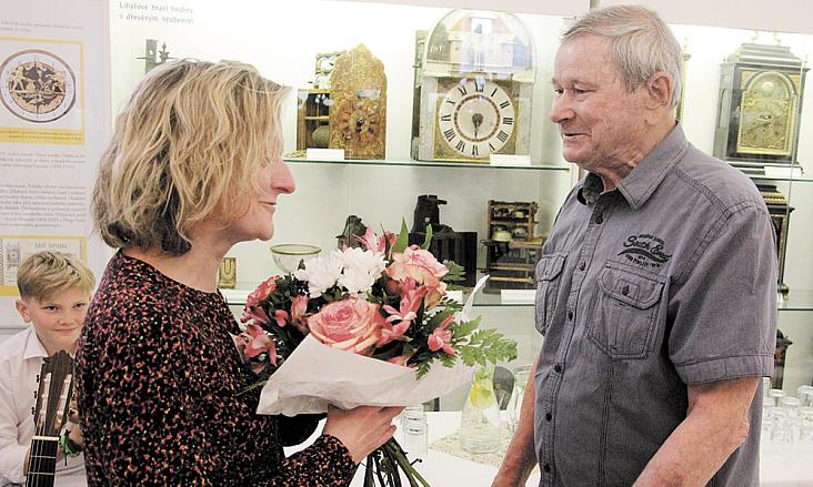 OTTO MATULA předává při vernisáži kytici kurátorce výstavy výtvarných prací rodu Matulů, pedagožce ZUŠ Polná Daně Urbanové. Foto: Jiří Varhaník