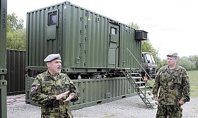 Rančířovský vojenský prostor novinářům představil velitel rakovnického praporu Václav Svoboda (vlevo). Foto: -lb- 