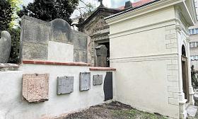 OPRAVENÁ náhrobní deska jihlavského lékaře Michaela von Sagara na Olšanských hřbitovech. Foto: archiv -pv-